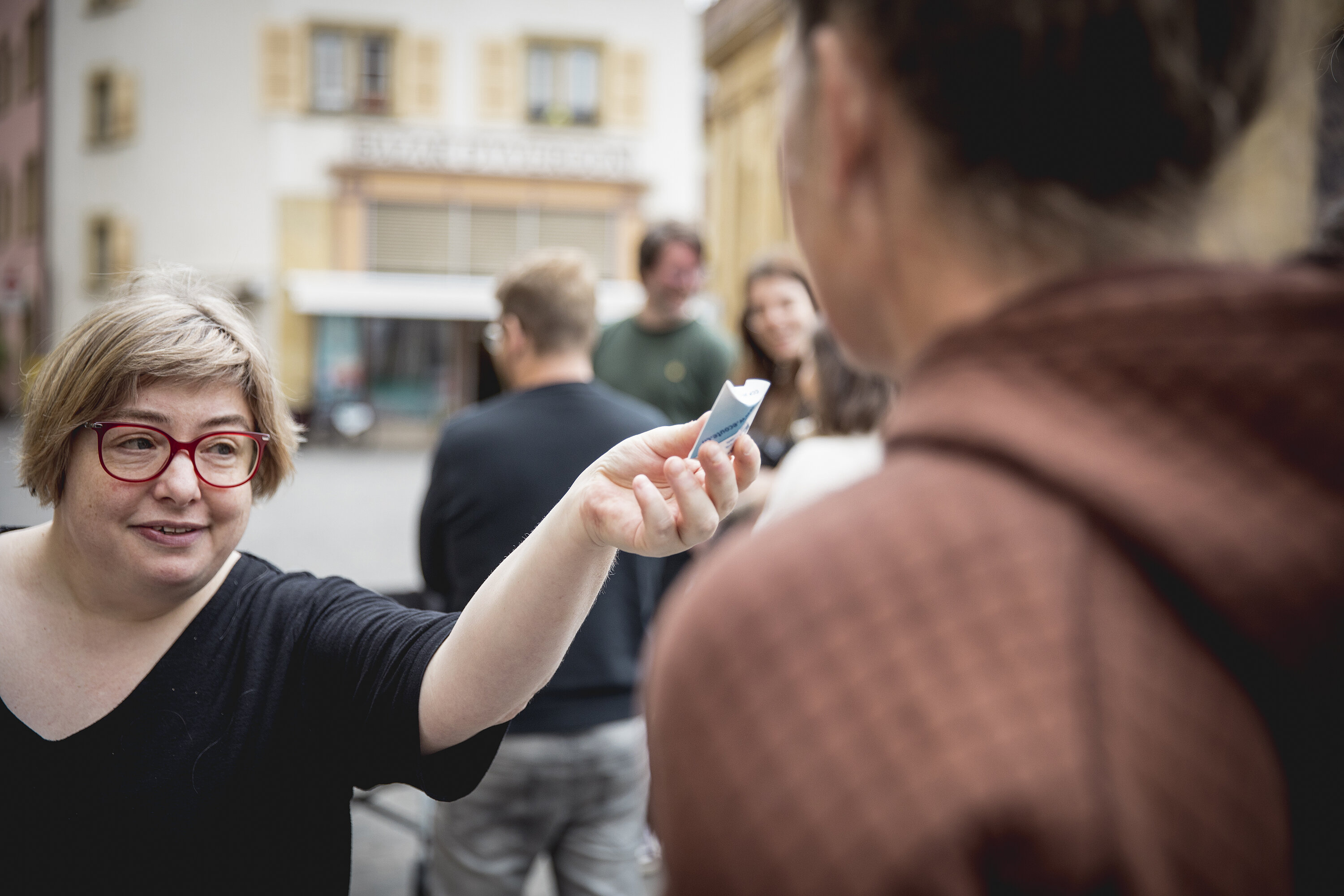 Dans le cadre du projet pilote Yverdon culture accessible, les participantes et les participants ont pris part à la formation à la chaîne de l’accessibilité. Sur l’image, Nicole Grieve (ancienne collaboratrice de Pro Infirmis pour le service Culture Inclusive romandie) tend des tampons auriculaires pour un atelier de mise en situation d’une déficience auditive. ©Yverdon-les-Bains/ Zoé Jobin, 2022 