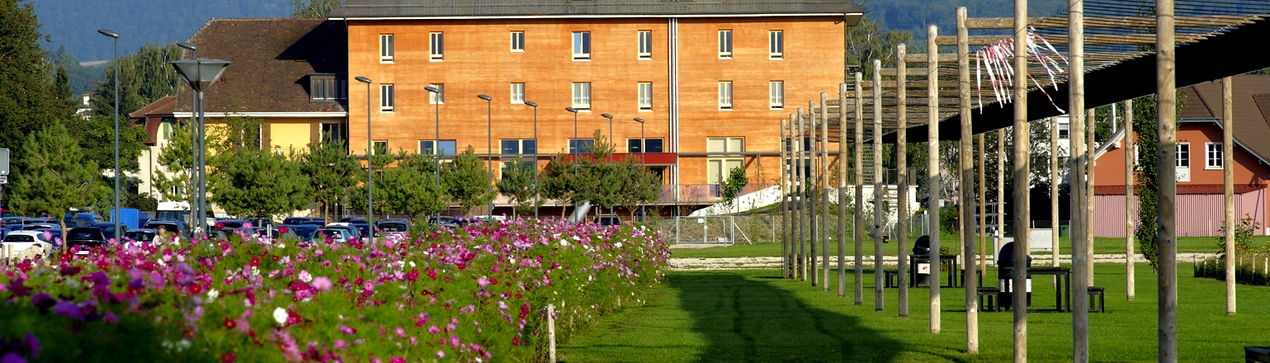 Vue depuis le Parc des Rives sur le Centre de vie enfantine au Quai de Nogent 